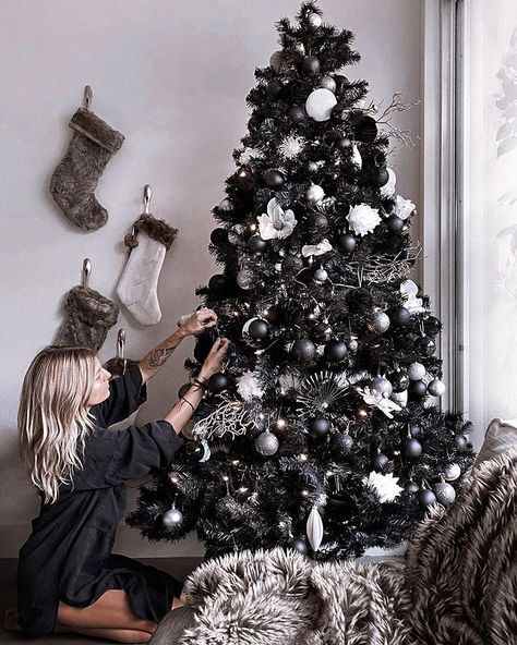 Need some christmas tree inspiration to decorate your home? Check out these jaw dropping christmas tree decorating ideas that you can't help but fall in love with! Black Xmas Tree, Black Christmas Tree Decorations, Black Christmas Decorations, Christmas Tree Decorating Ideas, Christmas Tree Inspo, Tree Decorating Ideas, Christmas Tree Decorating, Christmas Tree Decorating Themes, Dark Christmas