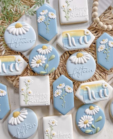 Daisy Flower Cookies Decorated, Flower Birthday Cookies Decorated, Daisy Birthday Cookies Decorated, Daisy Royal Icing Cookies, Simple Birthday Cookies Decorated, Simple Decorated Sugar Cookies, Daisy Cookies Decorated, Birthday Cake Cookies Decorated, Floral Decorated Cookies