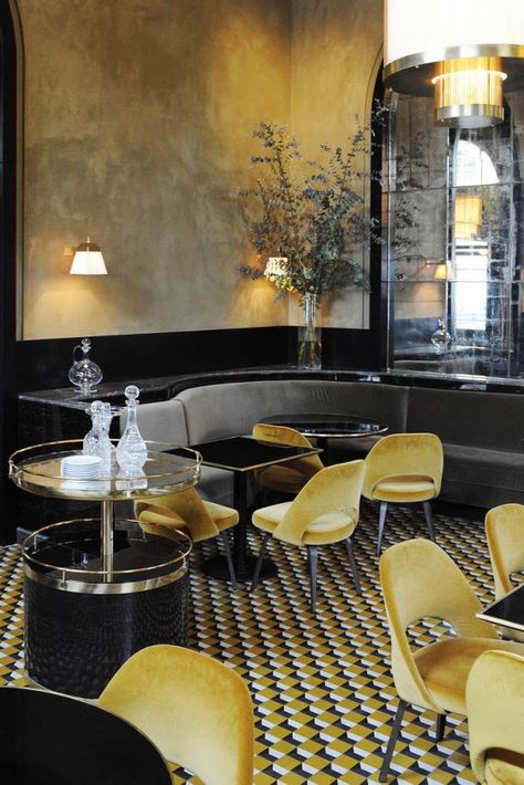 mustard-yellow-interior-color-trend-italianbark (1) Yellow Interior, Hotel Interior Design, Restaurant Furniture, Design Del Prodotto, Restaurant Interior Design, Hospitality Design, Restaurant Interior, Cafe Interior, Restaurant Decor