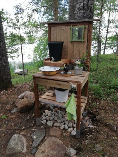 Outside Wash Station Outdoor Sinks, Off Grid Sink Diy, Camping Handwashing Station, Rustic Outside Kitchen, Outdoor Handwashing Station, Outdoor Washing Area, Outdoor Hand Washing Station, Outhouse Bathroom Ideas, Outdoor Wash Basin