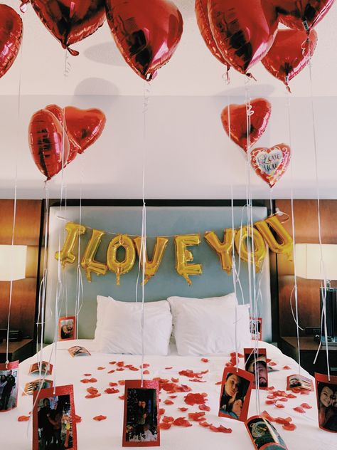 Surprised my boyfriend on Valentine’s Day by decorating our hotel room 😍 Valentines Romantic Night, Valentine Hotel, Valentine's Day Hotel, Birthday Room Surprise, Valentine Bedroom Decor, Hotel Room Decoration, Romantic Hotel Rooms, Valentines Bedroom, Romantic Room Surprise