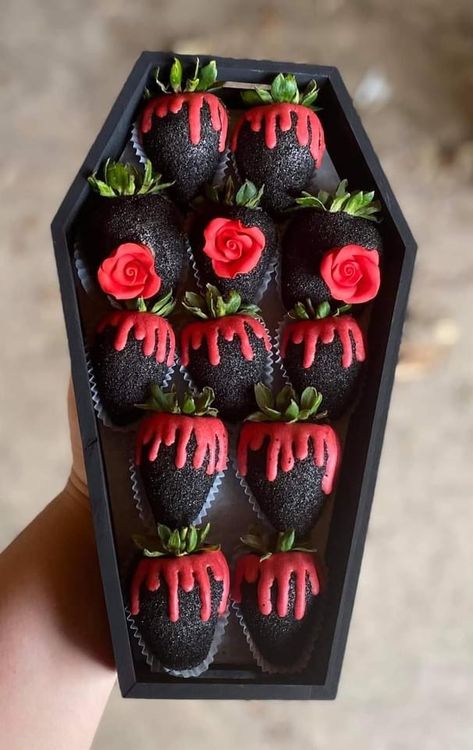 Black And Orange Chocolate Covered Strawberries, Halloween Wedding Treats, Halloween Witch Chocolate Covered Strawberries, Breakable Brain Chocolate, Coffin Strawberries, Chocolate Strawberry Halloween, Scary Chocolate Covered Strawberries, Vampire Strawberries, Friday The 13th Strawberries