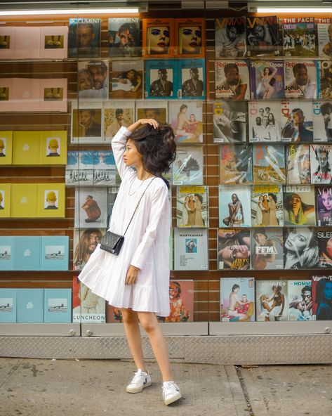 Long Sleeve Dress With Sneakers, Mini Dress Sneakers Outfit, Babydoll Dress With Sneakers, Babydoll Dress And Sneakers, Flowy Dress Sneakers Outfit, Mini Dress With Sneakers Outfit Ideas, Tourists Outfits, Chic Sleeveless Mini Dress With Flowy Skirt, Sneakers Dress Outfit