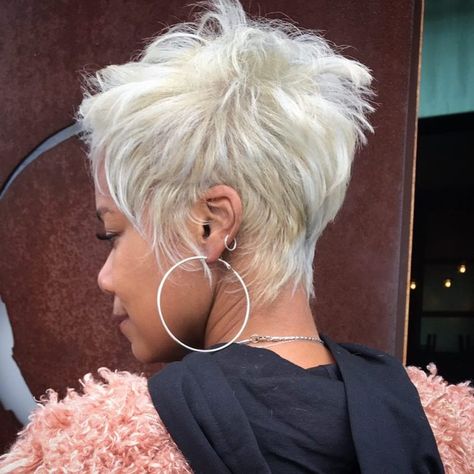 Short Wispy Platinum Cut for Black Women Platinum Hairstyles, Current Hairstyles, Short Hairstyles For Black Women, Kort Bob, Easy Curls, Platinum Blonde Hair Color, Dramatic Hair, Cut Life, Hair Smooth