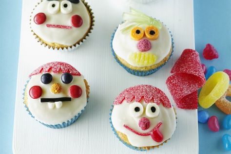 Dessert Recipe Funny face cupcakes Face Cupcakes, Circus Theme Cakes, Pizza Day, Bake Recipes, Vanilla Icing, Muffin Cake, Recipe Sweet, Kids Party Food, Cupcakes Recipe