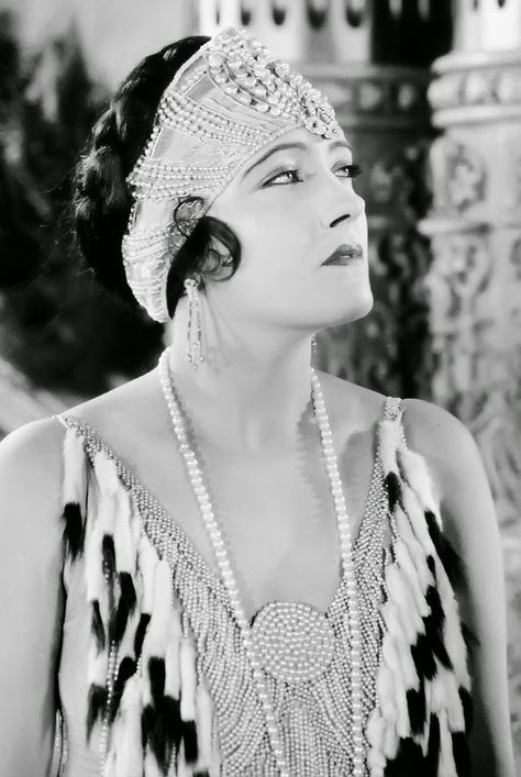 Gloria Swanson, in "My American Wife" (1922)                                                                                                                                                                                 More Style Année 20, Gloria Swanson, Hollywood Vintage, Silent Film Stars, Flapper Girl, 20s Fashion, Roaring 20s, Silent Film, 1920s Fashion