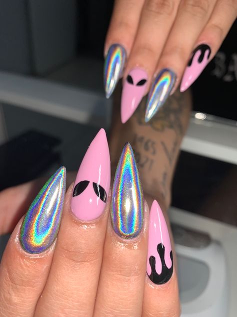 Alien Gel Nails, Rave Nails Designs Simple, Halloween Alien Nails, Pink Alien Nails, Alien Nail Ideas, Goth Vacation Nails, Alien Superstar Nails, Pink Rave Nails, Halloween Pastel Nails