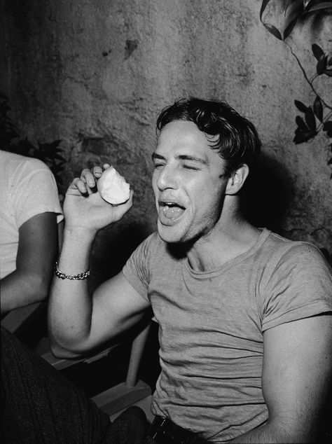 Marlon Brando having fun with an apple. | 21 Awesome Vintage Photos Of Celebrities Eating Don Vito Corleone, Xavier Samuel, Funny Vintage Photos, Don Corleone, Vintage Photo Prints, A Streetcar Named Desire, Rick James, Harry Belafonte, David Lee Roth