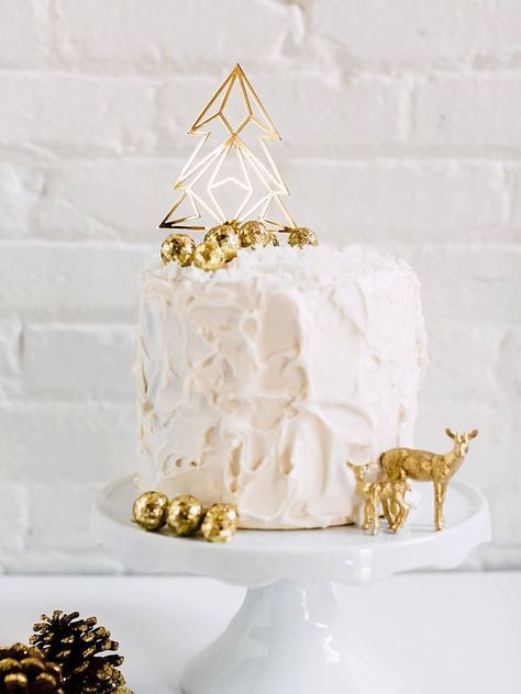 Chic modern gold wedding cake topper with geometric Christmas tree Christmas Tree Cake Topper, Wedding Cake Chic, Tree Cake Topper, Geometric Christmas Tree, Bright Cakes, Christmas Cakes Easy, Gold Cake Topper Wedding, Geometric Christmas, Wedding Cake Fresh Flowers