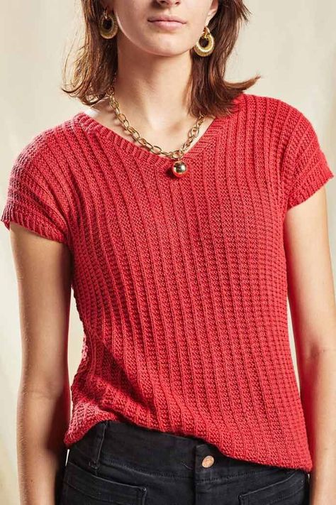 Picture showing a woman wearing a red knitted t-shirt made with Magnolia yarn by Universal Yarn Tops Knitting, Designer Knitting Patterns, Summer Knitting Patterns, Knit Top Patterns, Bodice Pattern, Universal Yarn, Free Tops, Knitting Ideas, Summer Knitting