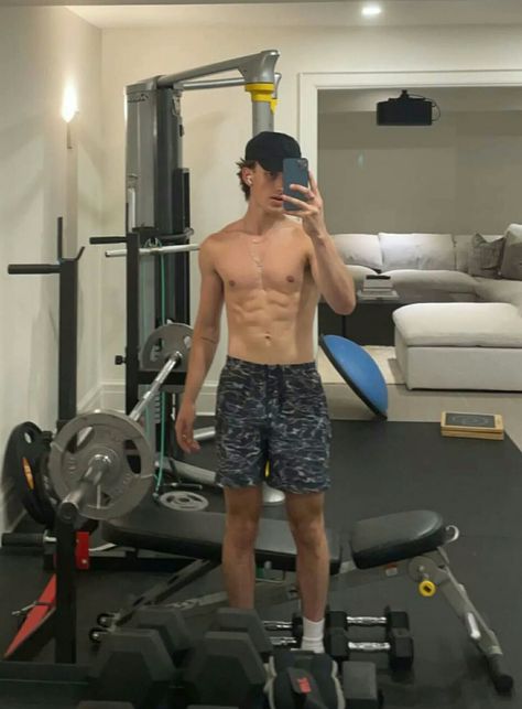 Johnny Orlando Shirtless, Famous Guys, Orlando Photos, Body Aesthetic, Comfort Person, Louis Partridge, Gym Guys, Johnny Orlando, Comfort People