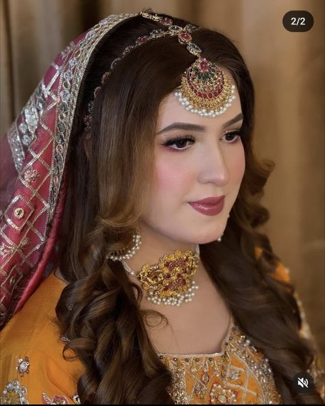 Bride Makeup Indian Bridal Looks, Hairstyles With Seeshpati, Mehndi Hairstyles For Bride, Mehndi Look For Bride, Pakistani Bridal Hairstyles Nikah, Pakistani Engagement Makeup Look, Mehndi Bride Look, Engagement Makeup Look Pakistani, Nikah Jewellery Pakistani Bridal