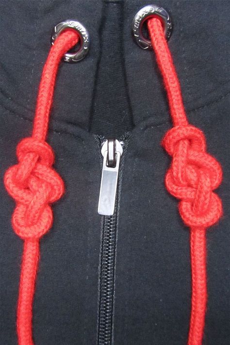 How to Tie Hoodie Strings for beginners. Quick and easy decorative hoodie knots - step-by-step video tutorial. Drawstring Tying Hacks, Hoodie Rope Knot, Hoodie Drawstring Knot Diy, Decorative Hoodie Knots, Knot Tying For Hoodies, Decorative Rope Knots, How To Tie Drawstrings, How To Tie A Drawstring, Tying Knots On Hoodie