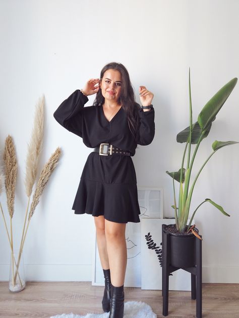 Oversized Dress With Belt, Strap Pumps Outfit, Dress Belt Outfit, Big Belt Outfit, Black Dress With Belt, Black Strappy Dress, Pumps Outfit, Belt Outfit, Dress Belt