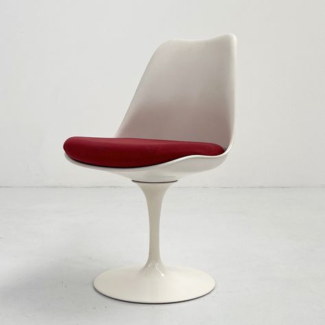 Listed on VNTG.com: Swivel Tulip Dining Chair by Eero Saarinen for Knoll, 1960s | #vntg #vintage Saarinen Tulip Chair, Eero Saarinen Tulip Chair, Tulip Chair Saarinen, Tulip Armchair, Tulip Chair, Orange Tulips, Eero Saarinen, City Furniture, Table Storage