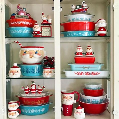 Christmas Pyrex, Vintage Pyrex Collection, Pyrex Display, Retro Christmas Decorations, Pyrex Collection, Vintage Dishware, Flea Market Decorating, Christmas Dishes, Plywood Furniture