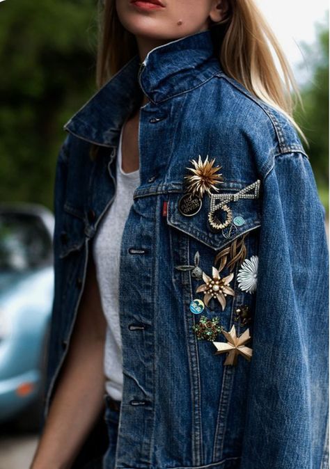 10 Fresh New Ways to Wear Brooches and Pins - Cindy Hattersley Design Sale Marketing, Nordstrom Jeans, Upcycled Jackets, Demin Jacket, Look Jean, Embellished Clothing, Basic Wardrobe, Jacket Pins, Trendy Swimwear