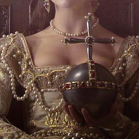 Anne Boleyn Aesthetic, Natalie Dormer Anne Boleyn, Princess Core Aesthetic, Tudor Fashion, Medieval Princess, Crown Aesthetic, Tudor Dynasty, Medieval Aesthetic, Tudor Era