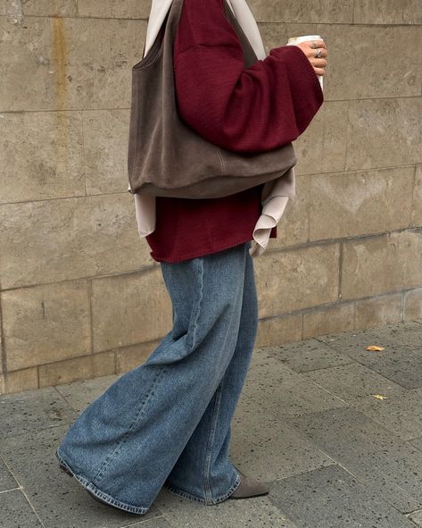 Muslim Jeans Outfits, One Color Outfit Aesthetic, Modest Burgundy Dress, Modest Baggy Jeans Outfit, Business Casual Hijab Outfits, Hijabi Outfits Autumn, Modest Outfit Inspo Hijab, Autumn Hijab Outfit Ideas, Burgundy Hijab Outfit