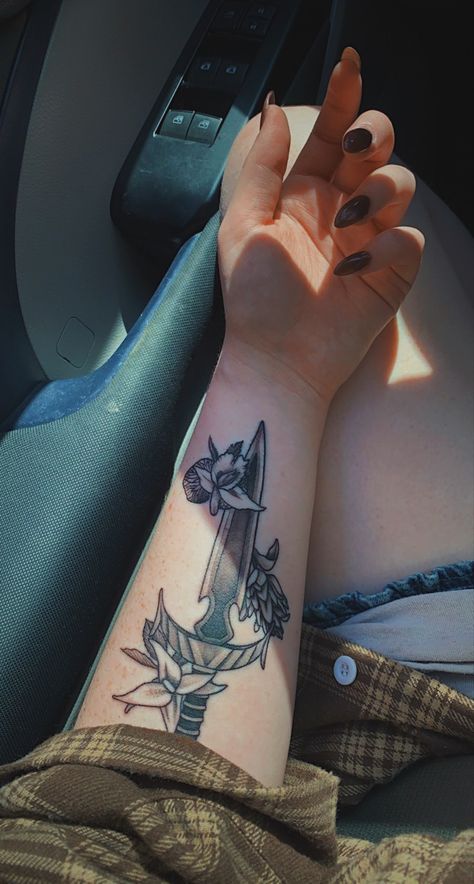 Skyrim Flowers Tattoo, Skyrim Tattoo Design, Mehrunes Razor Tattoo, Skyrim Tattoo Sleeve, Daggar Tattoo, Skyrim Tattoo Ideas, Video Game Tattoo Ideas, Game Tattoo Ideas, Elder Scrolls Tattoo