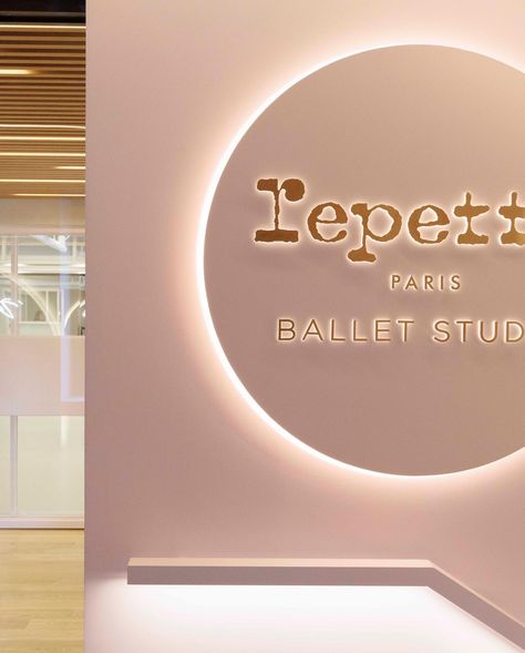 REPETTO BALLET STUDIO The Repetto flagship store and ballet studio in Seoul. A unique and immersive experience dedicated to the brand. 1F, 22, Seolleung-ro 157-gil, Gangnam-gu, Seoul #BalletStudioRepetto First Position Ballet, Ballet Studio, Flagship Store, Immersive Experience, Ballet Dancers, Seoul, Dancer, Ballet, Boutique