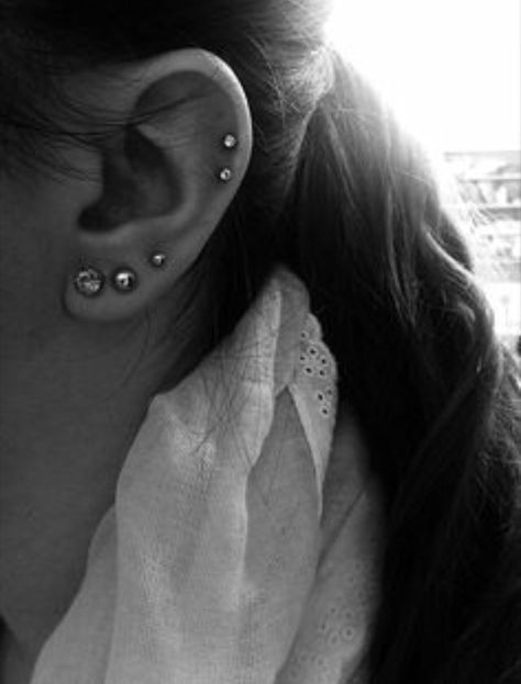 So cute. Piercing Lobe, Double Cartilage, Different Ear Piercings, Ear Peircings, Vintage Tattoos, Ear Piercing Ideas, Pretty Ear Piercings, Septum Piercings, Helix Piercings