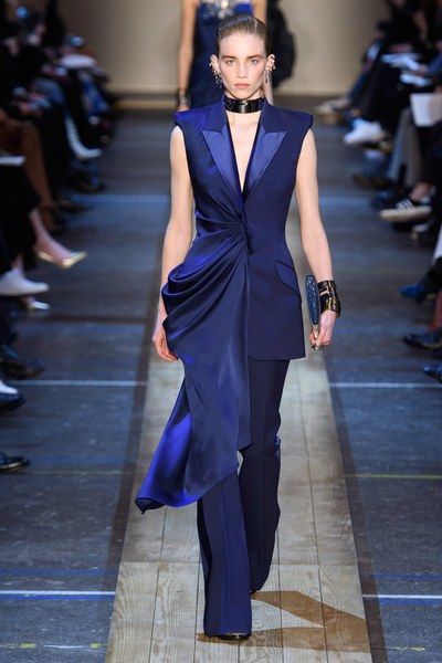 Alexander McQueen Fall 2019 Ready-to-Wear Collection - Vogue Haute Couture Style, Sculptural Fashion, Mcqueen Fashion, Drape Jacket, Couture Mode, Suit Women, Couture Details, Classic Women, Professional Dresses