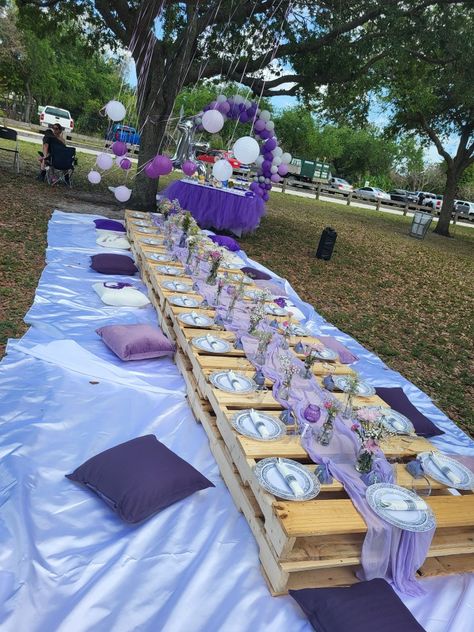 Outdoor Purple Birthday Party, Purple Picnic Theme, Purple Picnic Aesthetic, Soiree Chill, Picnic Set Up Ideas Simple, Thanksgiving Dinner Aesthetic, Friendsgiving Theme Ideas, Thanksgiving Tablescapes Simple, Thanksgiving Table Settings Elegant