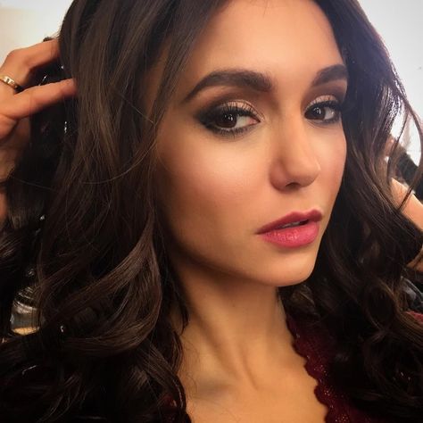 Nina Dobrev Makeup, Hallowen Schminke, Vampire Diaries Makeup, Nina Dobrev Hair, Masquerade Makeup, Katherine Pierce Outfits, Brown Eyes Pop, Nina Dobrev Style, Katerina Petrova