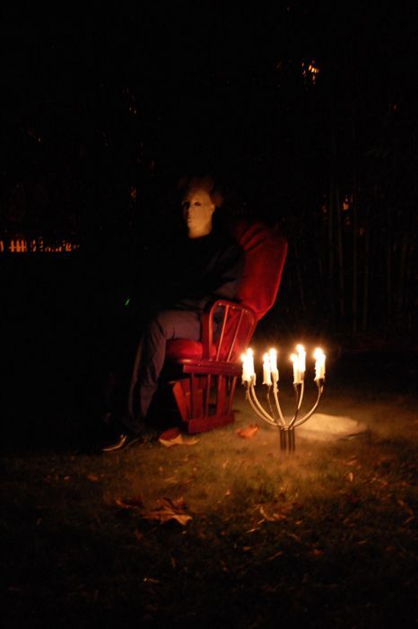 Michael Myers sitting on a chair will be the scariest thign to see in the yard Haunted Hayride, Halloween Diy Outdoor, Hallowen Ideas, Diy Halloween Decor, The Boogeyman, Spooky Halloween Decorations, Halloween Cake, Halloween Yard Decorations, Scary Halloween Decorations