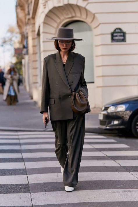 The Loose-Pant Trend Made This Fashion "Mistake" Cool | Who What Wear UK Outfit Essentials, Vogue Editorial, Modern Street Style, Paris Mode, Moda Paris, Paris Fashion Week Street Style, Neue Outfits, Looks Street Style, Autumn Street Style