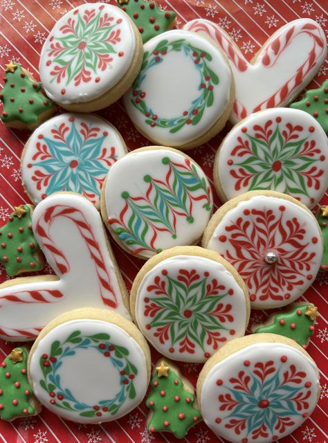 Christmas Circle Sugar Cookies, Round Cookie Decorating Ideas, Circle Cookie Decorating Ideas Christmas, Decorating Round Sugar Cookies For Christmas, Round Decorated Christmas Cookies, Decorated Christmas Sugar Cookies, Circle Christmas Sugar Cookie Designs, Fancy Sugar Cookies, Royal Icing Cookies Recipe