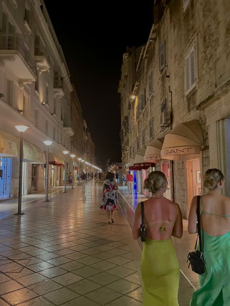 Split Croatia Photo Ideas, Barcelona Girl, Spain Life, Balkan Summer, Croatia Split, Croatia Summer, Split Croatia Nightlife, Friend Vacation, Girls Holiday