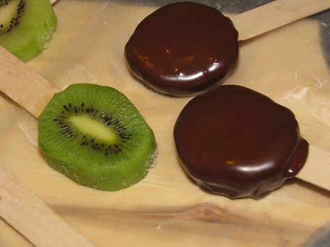 Chocolate covered Kiwi Pops. These would be So Yummy this summer! Eat Fruit, So Yummy, Chocolate Chips, Chocolate Covered, Kiwi, Chocolate Chip, This Summer, Chips, Dessert