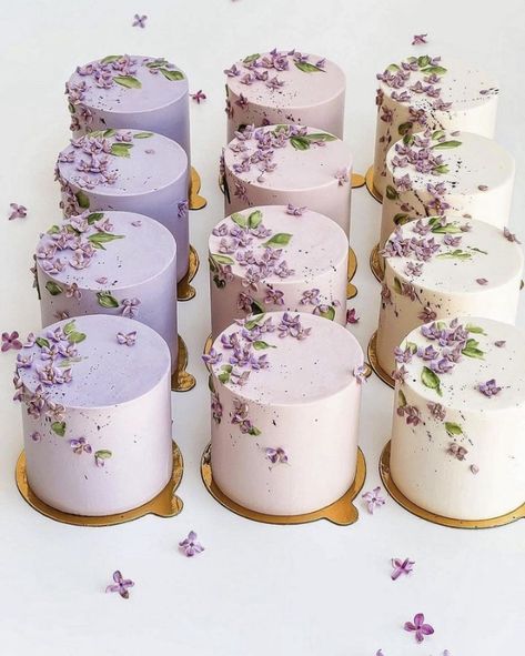 Lilac Colored Cake, Birthday Lavender Theme, Lila Cake Shop, Lavender Colored Cake, Lavender Birthday Theme, Lilac Birthday Decorations, Lavender Color Cake, Lavender Baby Shower Cake, Lavender Theme Birthday Party