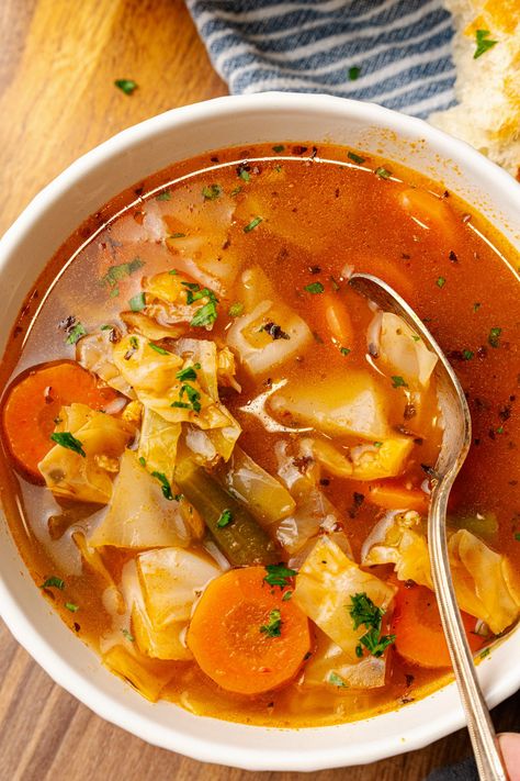 Garden Vegetable Soup is easy to make, low in fat and calories and features flavors that can be enjoyed during any season. Best Cabbage Soup, Cabbage Soup Crockpot, Cabbage Soup Diet Plan, Soup Cabbage, Easy Cabbage Soup, Garden Vegetable Soup, Cabbage Soup Recipes, Cabbage Soup Diet, Fat Loss Foods