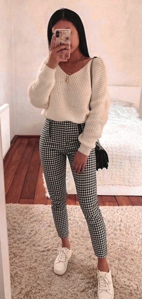 Black And White Checkered Pants Outfit, Plaid Leggings Outfit, Checkered Pants Outfit, Pullover Sweaters Outfits, Flannel Outfits Fall, Plaid Pants Outfit, Pants Outfit Work, White Pants Outfit, Winter Pants Outfit