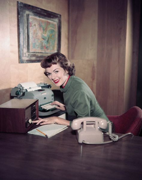 A collection of interesting vintage pictures of women woking in office over the decades... Barbara Hale, Office Assistant, Vintage Lifestyle, Vintage Office, Vintage Typewriters, Vintage Life, Working Woman, Vintage Pictures, The 1970s