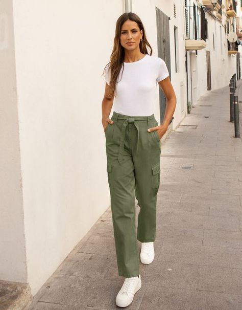 How To Style Green Cargo Pants For Women 5 Easy Steps 2024 Style Green Cargo Pants, Olive Cargo Pants Outfit, Khaki Cargo Pants Outfit, Cargo Outfits Women, Orange Top Outfit, Cargo Trousers Outfit, Green Trousers Outfit, Cargo Outfits, Green Cargo Pants Outfit