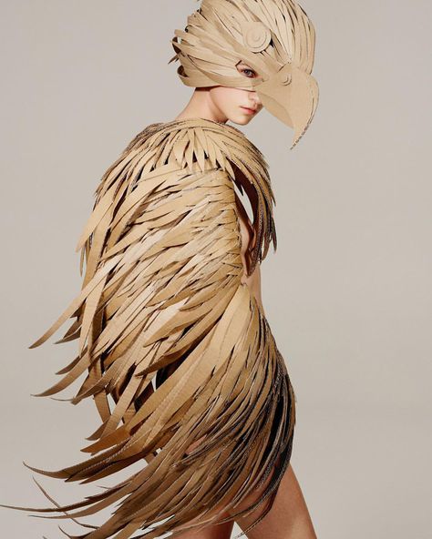 Überflieger..... the talented @oopp_design made this recycled bird costume for @tushmagazine #uebermood #tush42 model @amelie.roth… Birds Costume, Bird Puppet, Beauty Fotografie, Cardboard Costume, Bird Fashion, Bird Costume, Cardboard Sculpture, Art Apps, Cardboard Art