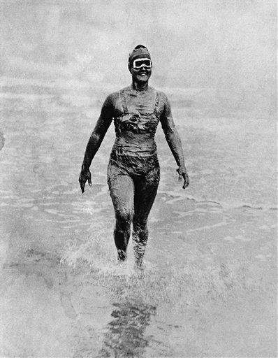 Gertrude Ederle became the first woman to swim across the English Channel in 1926 after only five men had completed the task. It took only 14 and a half hours for the 19-year-old to make the 35-mile swim in the freezing cold water, topping the men's record by almost two hours. She also won a gold medal and two bronze medals at the 1924 Paris Olympics. Gertrude Ederle, Swim Campaign, Male Swimmers, English Channel, Babe Ruth, Historical Pictures, Famous Women, Women In History, Historical Photos