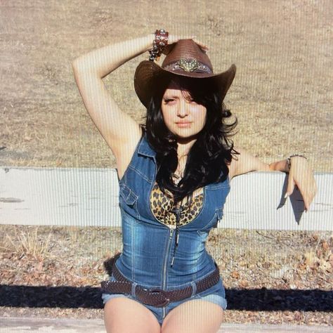 Cowgirl Y2k Aesthetic, Cowgirl Lana Del Rey, Y2k Western Aesthetic, Cowgirl Y2k Outfit, Trashy Americana Outfit, 2000s Cowgirl Outfits, Trashy Country Aesthetic, Y2k Country Outfit, Y2k Cowgirl Aesthetic