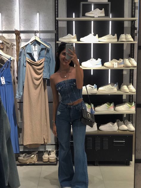 Demin, blue jean, top jean, trendy outfit, aesthetic, insta pics, ootd, photo idea Denim Bandeau Top Outfit, Demin Tops Outfit, Demin On Demin Outfits, Demin On Denim Outfit, Denim Tube Top Outfit, Blue Tube Top Outfit, Bandeau Top Outfits, Demin Outfit, Denim Tube Top