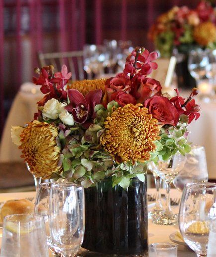 Pay Attention to Texture | Create a dreamy, artful centerpiece for your seasonal gathering with these easy tips. Thanksgiving Flower Arrangements, Thanksgiving Floral Arrangements, Thanksgiving Floral, Thanksgiving Flowers, Low Centerpieces, Unique Thanksgiving, Lighting Tips, Thanksgiving Decorations Diy, Wedding Floral Centerpieces