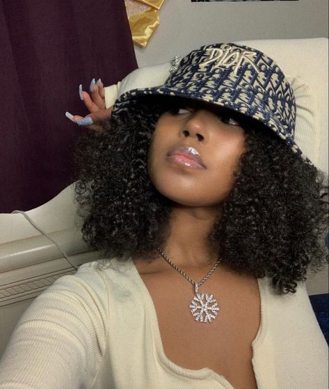 Curly Hair With Bucket Hat, Hat With Afro Hair, Natural Hair Hat Styles Black Women, Natural Hair Bucket Hat, Bucket Hat Outfit Curly Hair, Bucket Hat With Natural Hair, Bucket Hat Natural Hair, Bucket Hat On Curly Hair, Bucket Hat Afro Hair