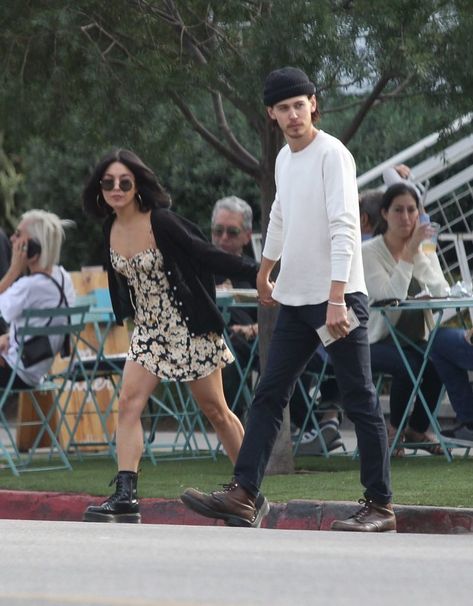 Vanessa Hudgens Austin Butler, Austin Butler And Vanessa, Vanessa Hudgens Outfits, Pear Fashion, Estilo Vanessa Hudgens, Vanessa Hudgens And Austin Butler, Emily Ratajkowski Outfits, Witchy Outfits, Vanessa Hudgens Style