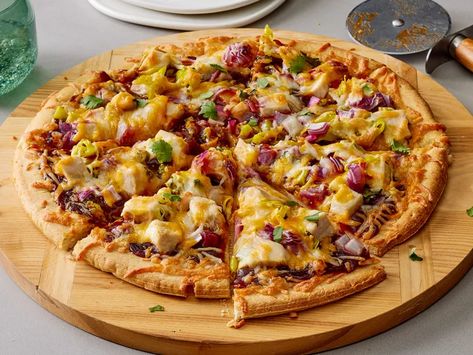 BBQ Chicken Pizza Recipe Spicy Barbeque Sauce, Bbq Chicken Pizza Recipe, Barbecue Chicken Pizza, Chicken Pizza Recipes, Best Homemade Pizza, 5 Ingredient Dinners, Bbq Chicken Pizza, Homemade Bbq, Barbecue Chicken