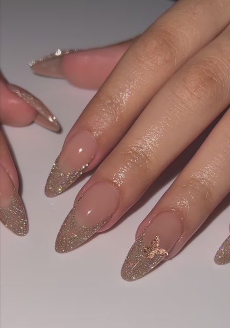 Gel Nails Ideas Short Almond Shape, Elegant Almond Nails Classy Gold, Classy Graduation Nails Almond, Fancy Almond Nails Ideas, Champagne Nails Acrylic Quince Short, Gold And Champagne Nails, Gold Sparkle Almond Nails, Bridal Nails Wedding Elegant Almond Shape, Nails To Match A Gold Dress