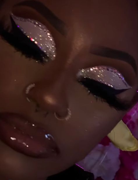 Makeup Ideas Sweet 16, Birthday Makeup For Black Women Glitter, Glitter Make Up Looks, Prom Make Up Look, Makeup Ideas For Prom Natural, Cute Birthday Makeup Looks, Diamond Makeup Looks Black Women, Lavender Prom Makeup, Birthday Eyeshadow Looks