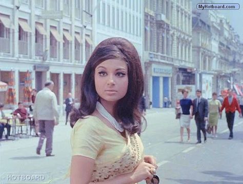 Sharmila Tagore Retro Look, 60s Bollywood Fashion, Retro Bollywood Fashion, An Evening In Paris, Kareena Kapoor Saree, Bollywood Makeup, Sharmila Tagore, Dramatic Hair, Retro Bollywood